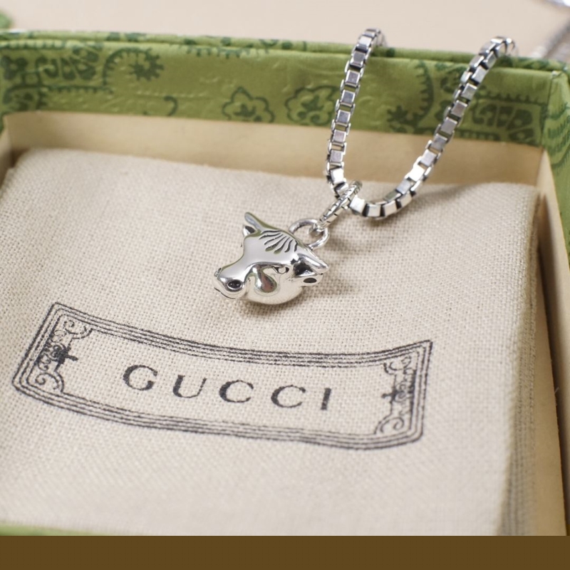 G*u*i necklaces